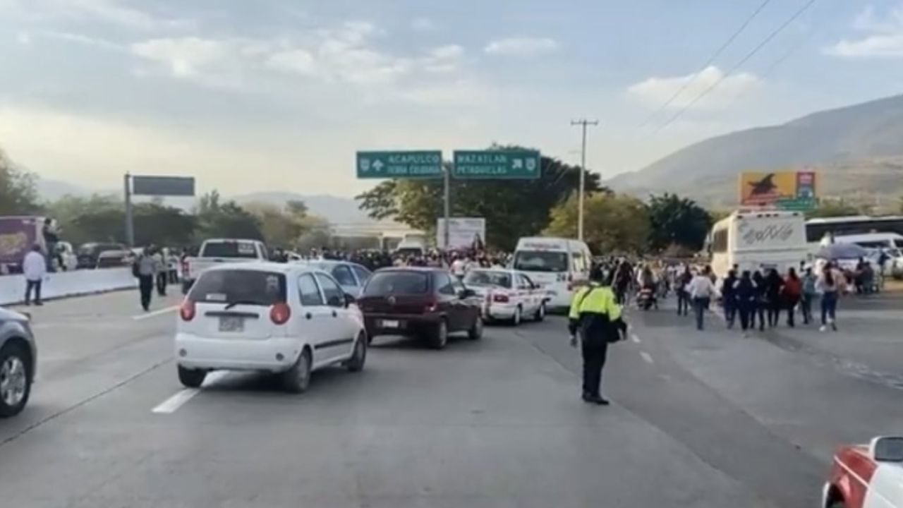 Estudiantes-y-maestros-bloquean-Autopista-del-Sol-en-Guerrero