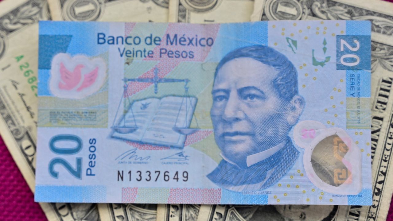 peso-mexicano-se-fortalece-y-se-cotiza-en-18-22-por-dolar