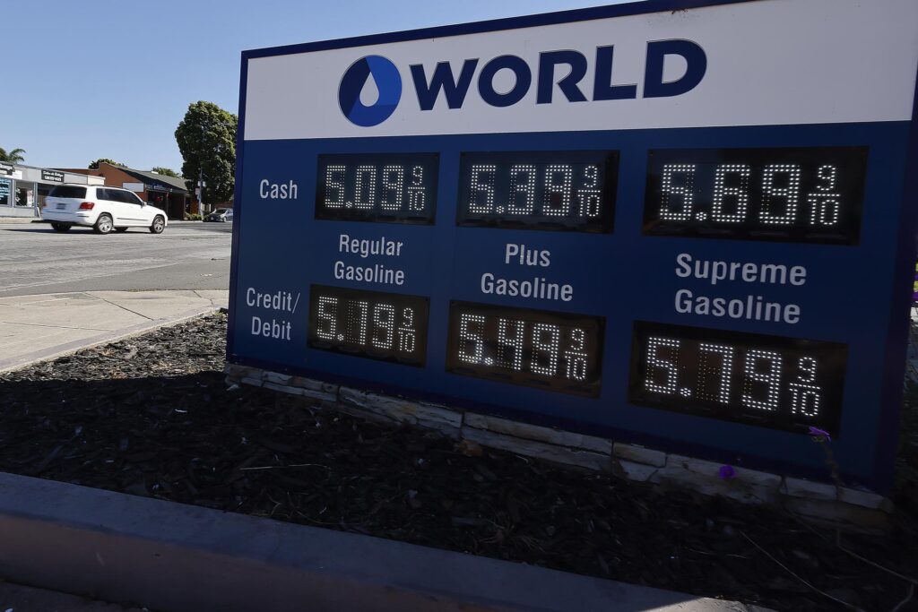 La gasolina en EE.UU. alcanza los 3,88 dólares por galón, el precio más alto desde 2022