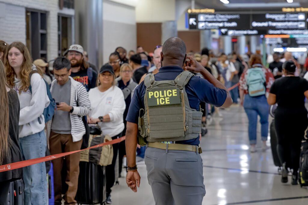 Estados Unidos despliega a los agentes de inmigración en catorce aeropuertos
