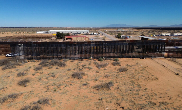 EEUU construye muro negro en la frontera con México para dificultar escalada de migrantes