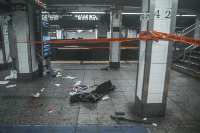 Police shoots and kills a machete attacker inside Grand Central Station