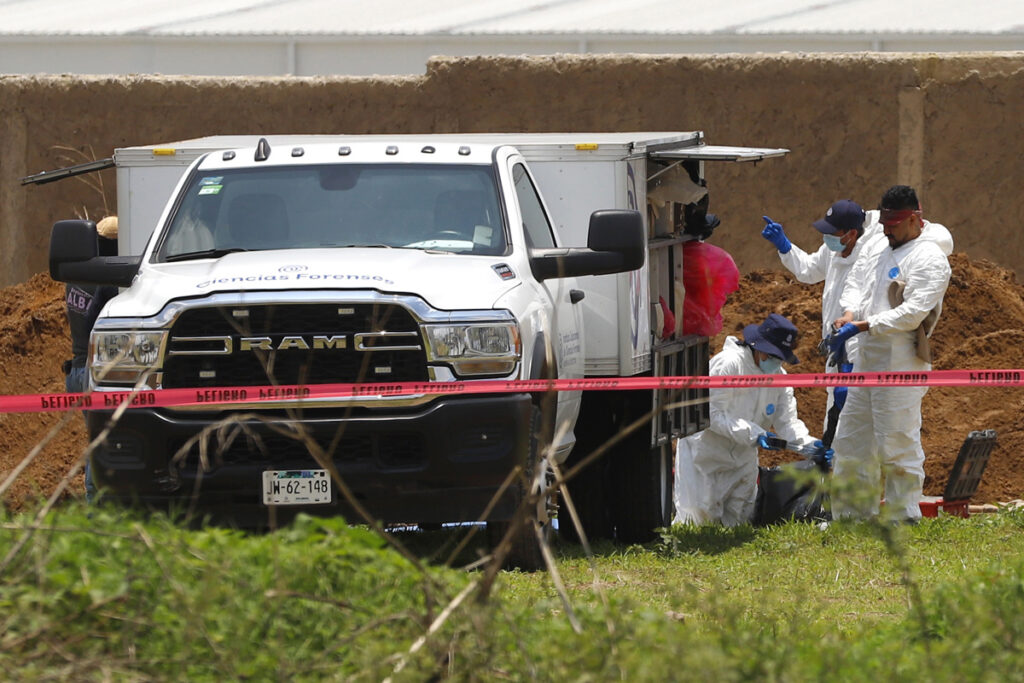 Colectivos de búsqueda expresan consternación por el hallazgo de 1.076 restos en México