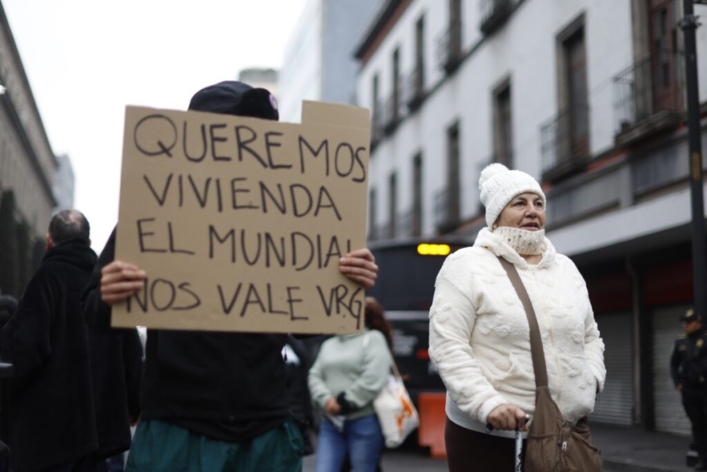 Manifestantes irrumpen en Congreso de la Ciudad de México en protesta por vivienda