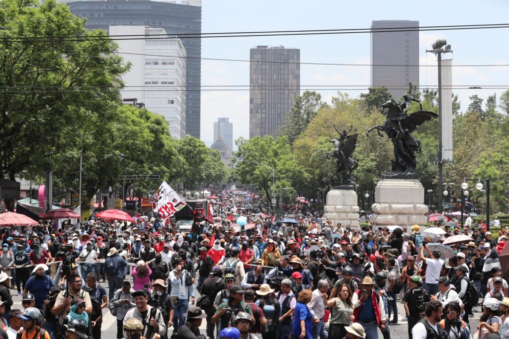 Maestros mexicanos chocan con cerco policial en el centro de Ciudad de México