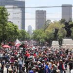 Maestros mexicanos chocan con cerco policial en el centro de Ciudad de México