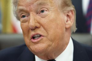 Trump firma orden ejecutiva que permitirá al Gobierno testar modelos de IA preventivamente