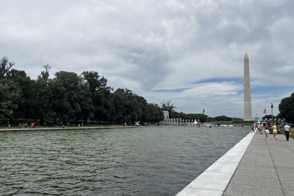 Trump denuncia vandalismo en estanque reflectante mientras operarios intentan salvarlo